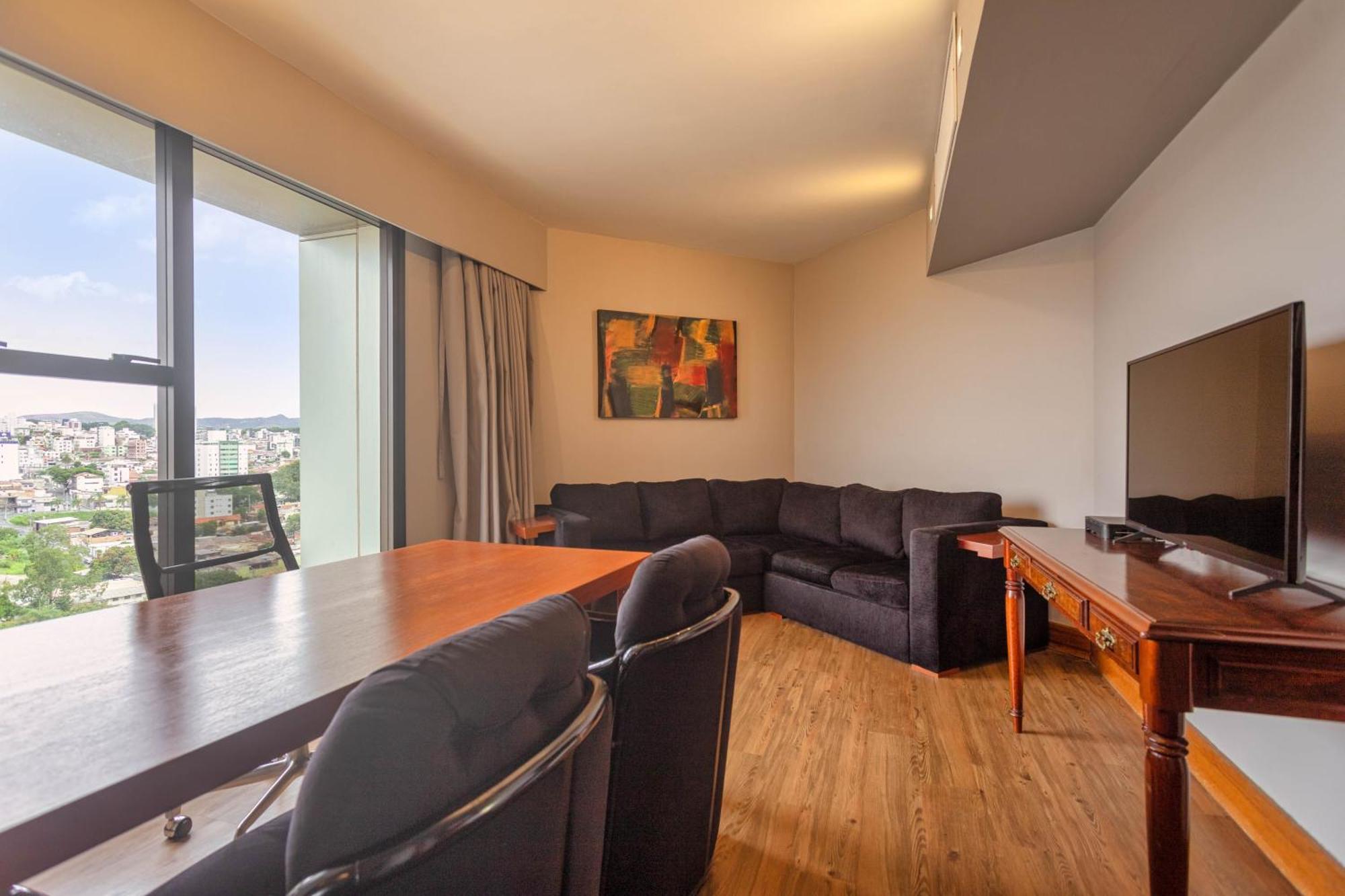 Ouro Minas Hotel Belo Horizonte, Dolce By Wyndham Exterior foto A living room in a suite at the Hilton Athens