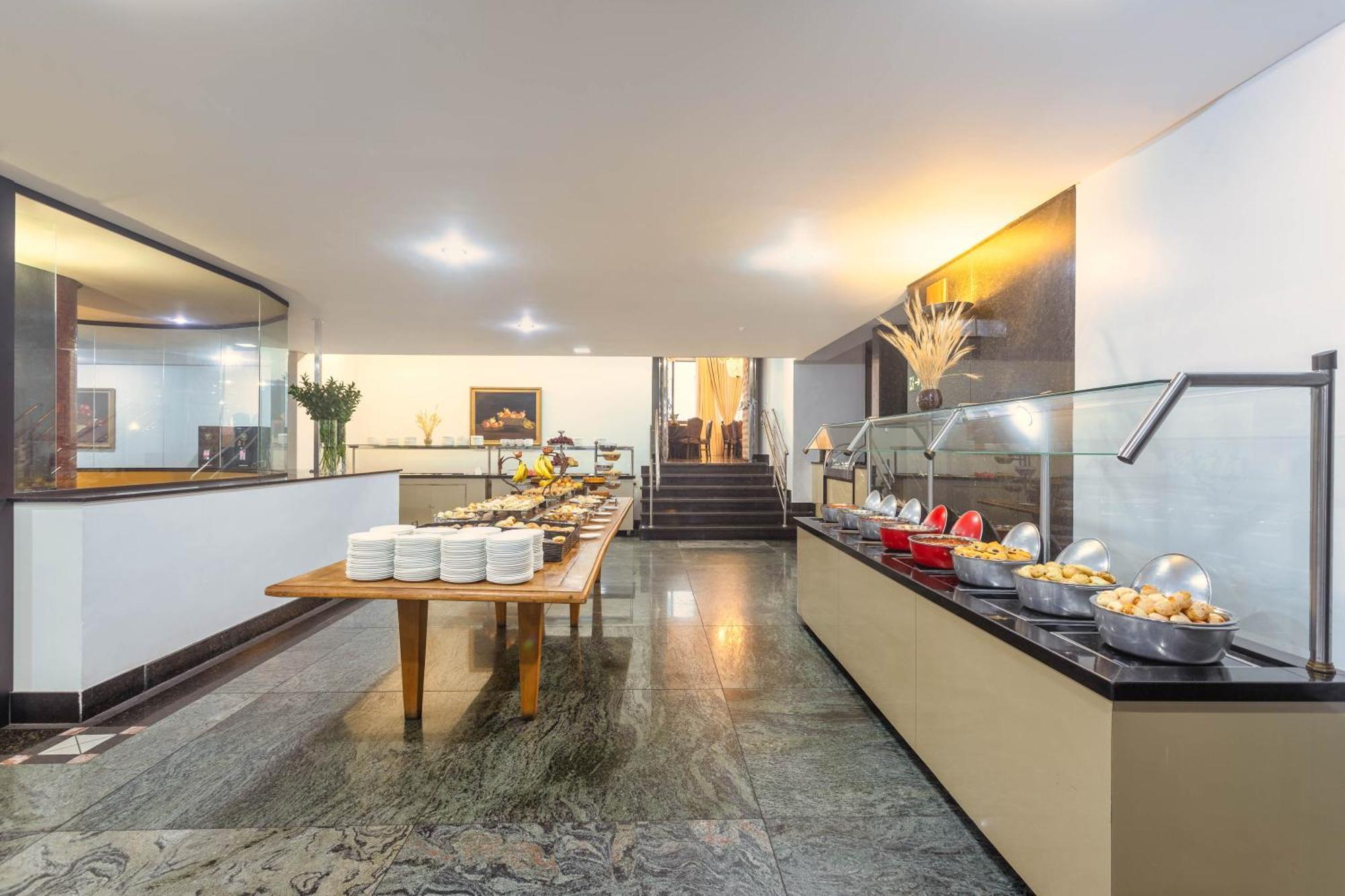 Ouro Minas Hotel Belo Horizonte, Dolce By Wyndham Exterior foto The buffet at the airport's VIP lounge
