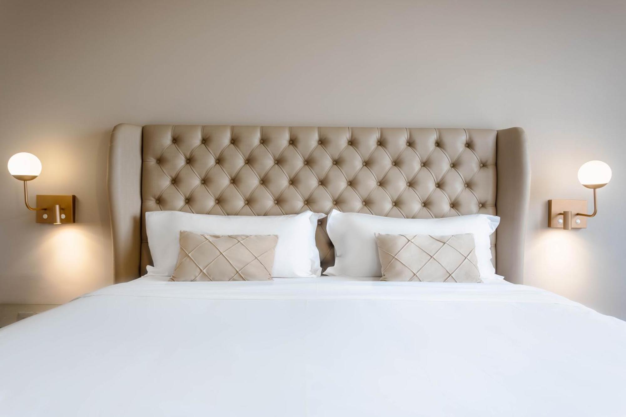 Ouro Minas Hotel Belo Horizonte, Dolce By Wyndham Exterior foto A bed with a tufted headboard