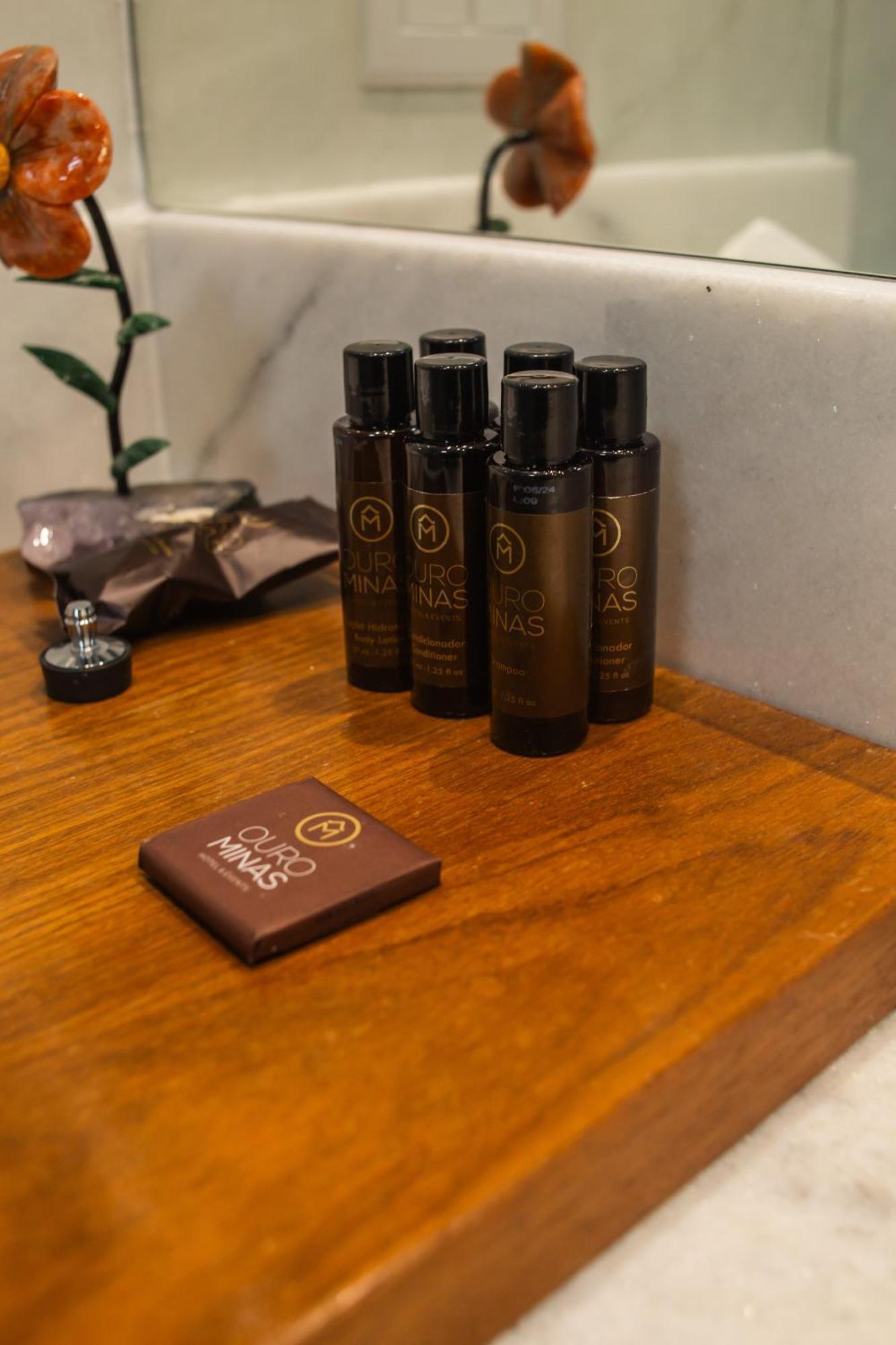 Ouro Minas Hotel Belo Horizonte, Dolce By Wyndham Exterior foto A chocolate bar and a bottle of wine