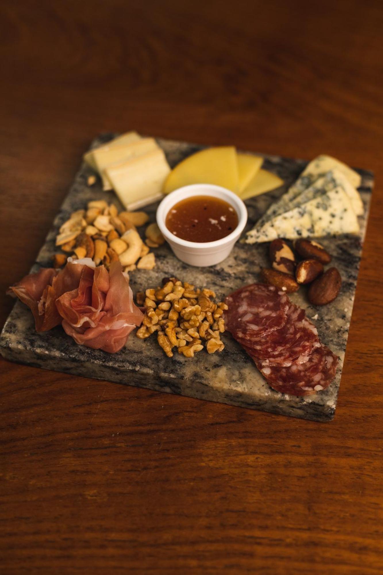 Ouro Minas Hotel Belo Horizonte, Dolce By Wyndham Exterior foto A cheese and sausage platter