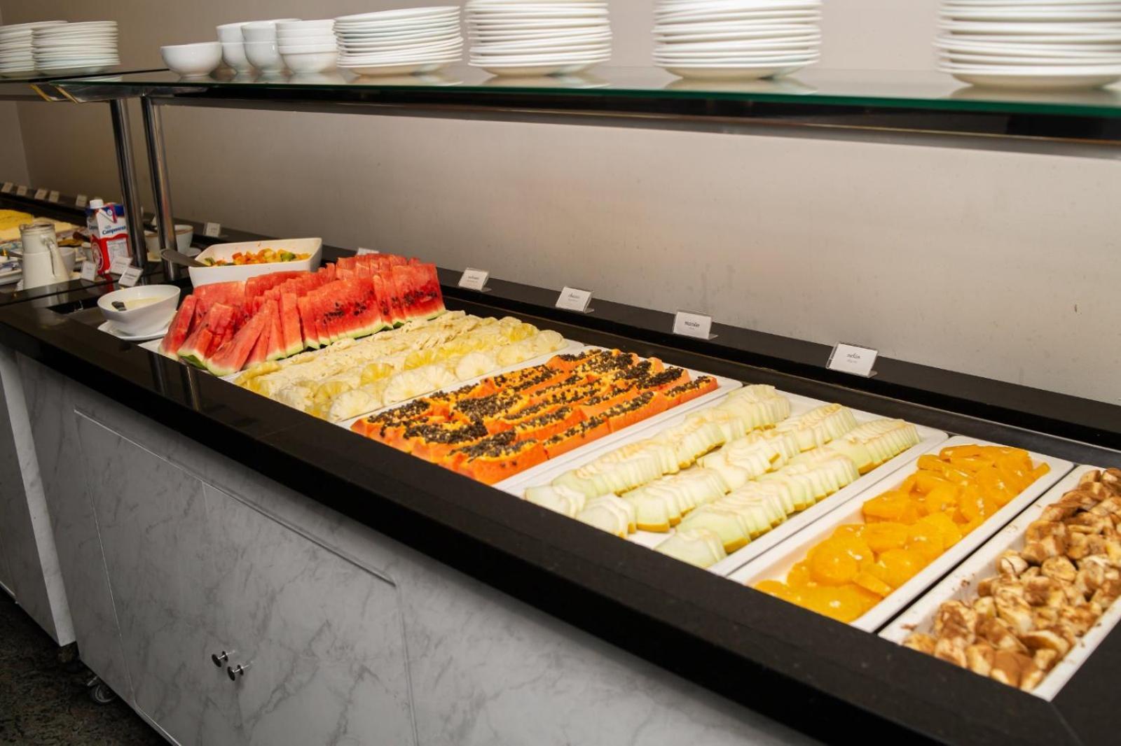 Ouro Minas Hotel Belo Horizonte, Dolce By Wyndham Exterior foto A fruit salad buffet